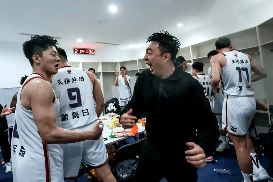 DB体育-霍楠：同曦多名球员面临续约问题，球队现在挑战与机会并存(南京同曦霍楠)