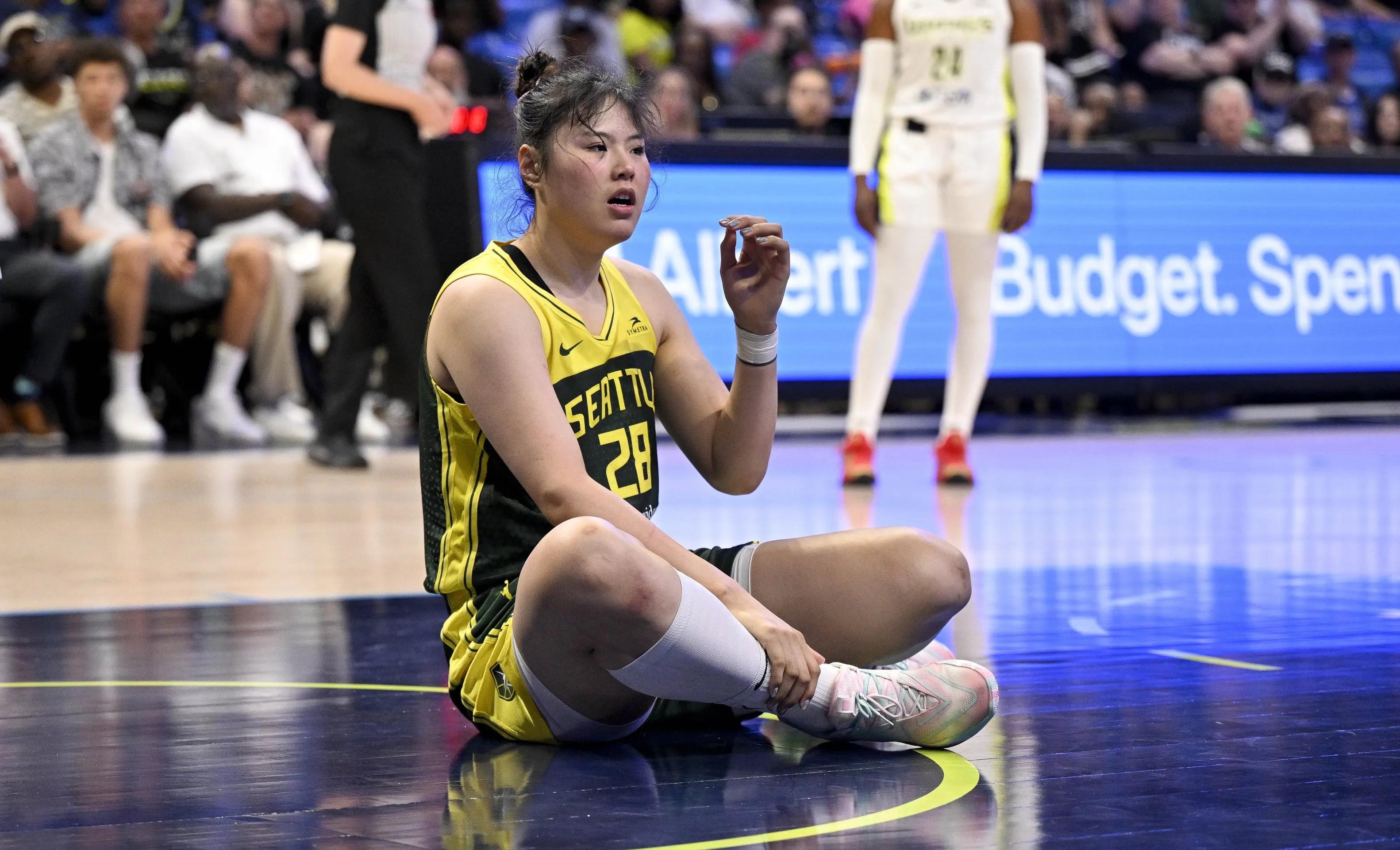 DB体育-WNBA-李月汝10分8篮板飞翼末节逆转王牌未果(李月汝遭恶意犯规伤到膝盖)